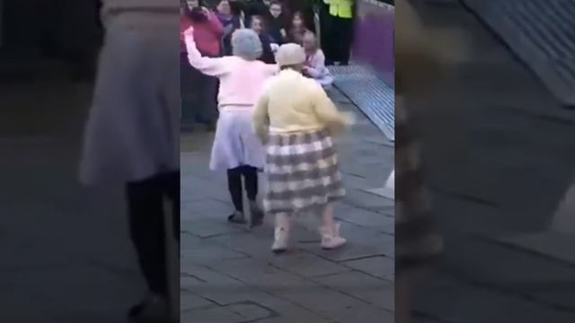 Лучшие танцы в мире. Таких зажигательных леди вы ещё не видели)