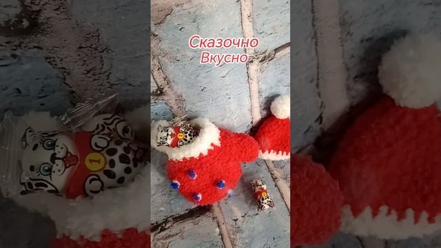 Новогодние брелки со сладостями, зимние брелки, варежка, колпачок