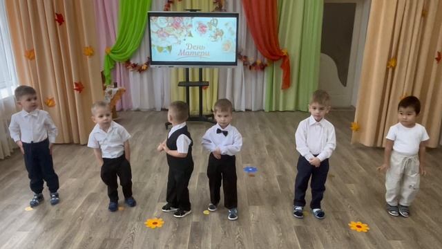 Малыши из группы «Колобок» поздравляют своих мамочек .