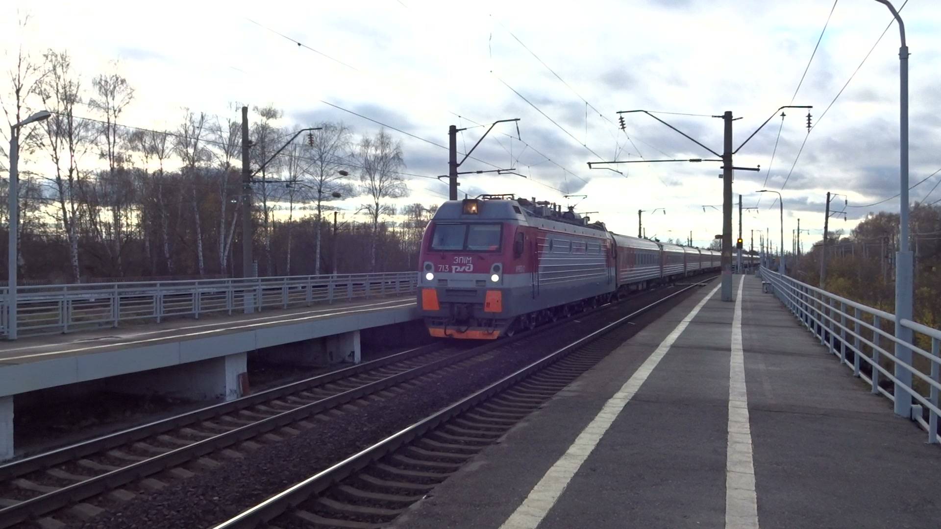 Электровоз ЭП1М-713 с пассажирским поездом №236Г Москва - Нижний Новгород проходит пл. 429-й км