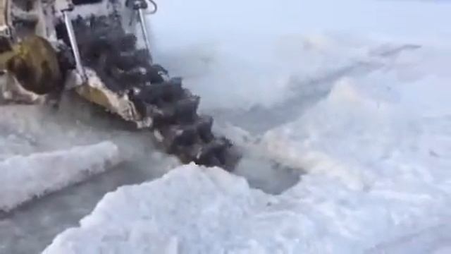 В Бурятии прокопали бульдозером реку, чтобы спасти от затопления поселок Гусиное озеро