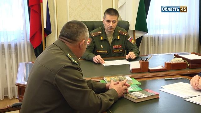 Курганский военком вручил удостоверения ветеранов боевых действий участникам СВО