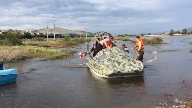 В Бурятии спасатели на лодке привезли школьника на линейку 1 сентября