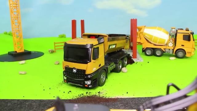 Пожарная машина тушит пожар