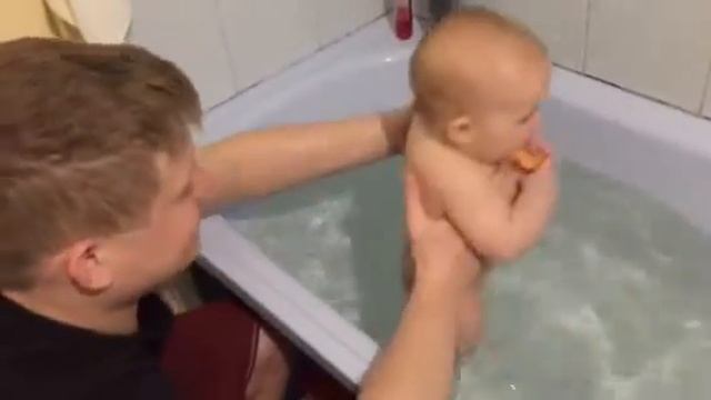 Купание с 6 до 8 месяцев