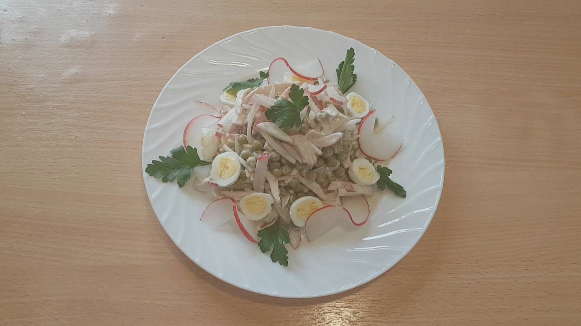Салат с филе индейки и редиской