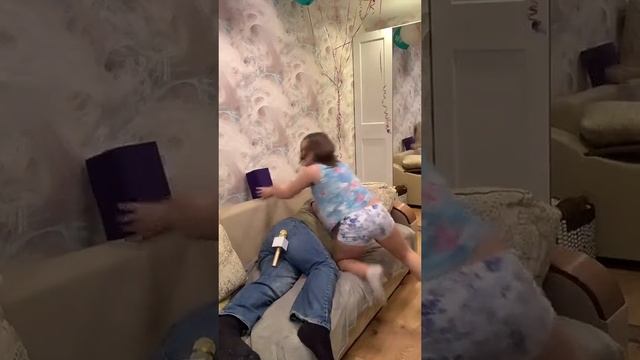 Напугала папу)))