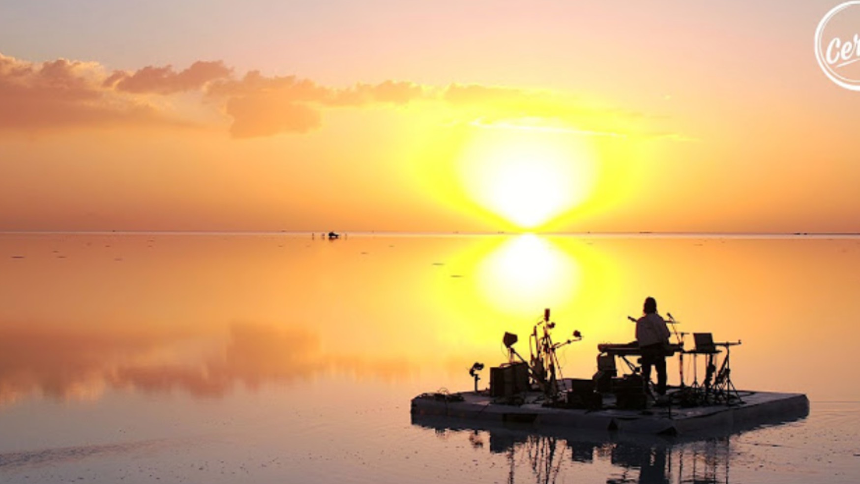 Диджей сет из Боливии
FKJ live at Salar de Uyuni in Bolivia for Cercle