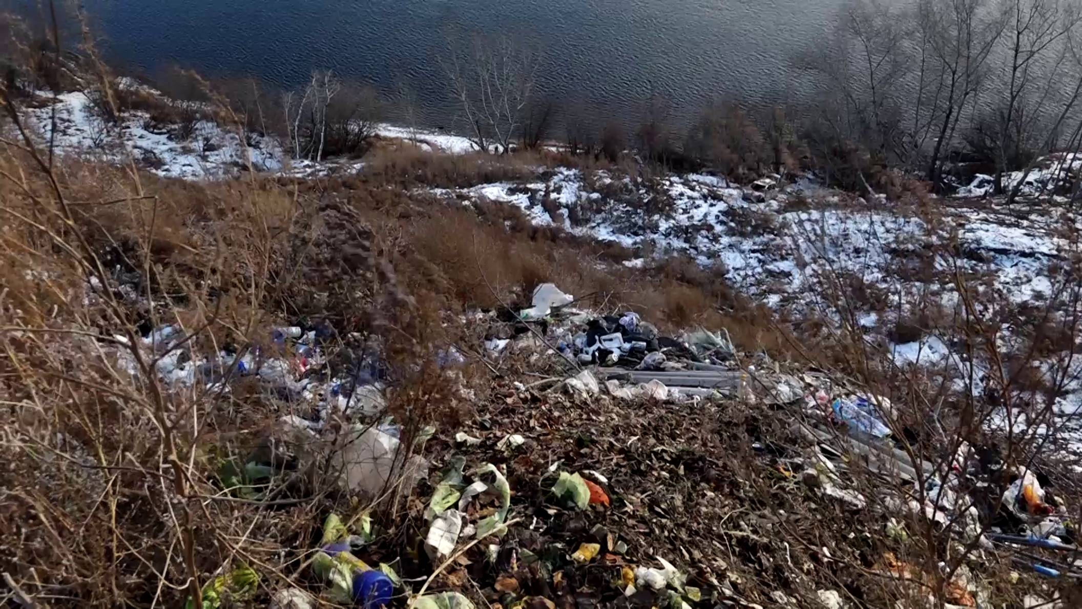 МУСОРНАЯ ГОРА СПОЛЗАЕТ В ЕНИСЕЙ