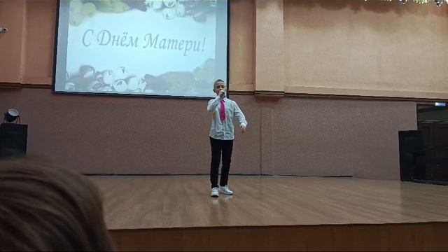 УЛЫБАТЬСЯ ЛЮДЯМ