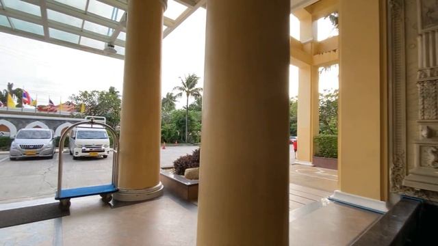 Обзор отеля Phuket Graceland Resort & Spa. Набережная Патонга. Нарядные тайцы.