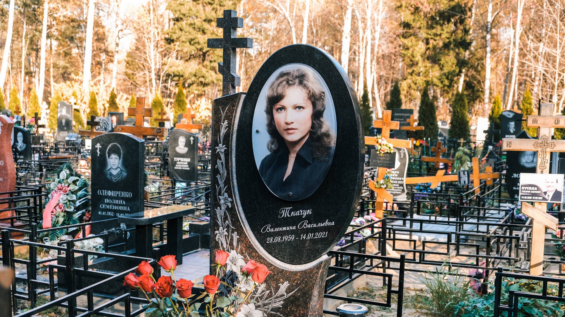 Памятник женщине из Дымовского гранита и Габбро-Диабаза со стеклом