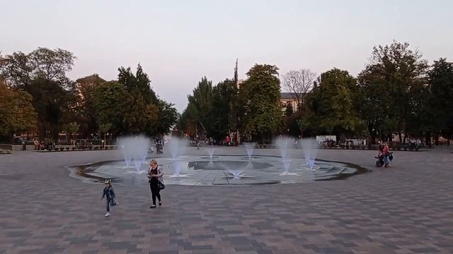 Поход в центральный городской парк и фонтан. Мариуполь. Central park and fountain in Mariupol city.