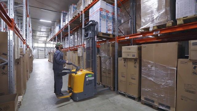 Самоходный штабелер SMARTLIFT CDDK15-III, обеспечивая высокую производительность и эффективность