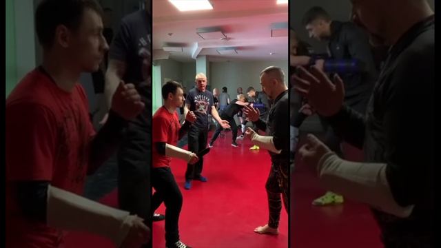 Блок вооруженной руки с последующей контратакой.