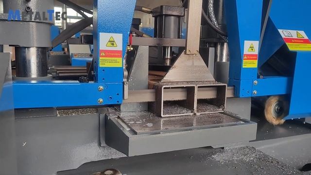 MetalTec BS 350 CA - автоматический колонный ленточнопильный станок в работе
