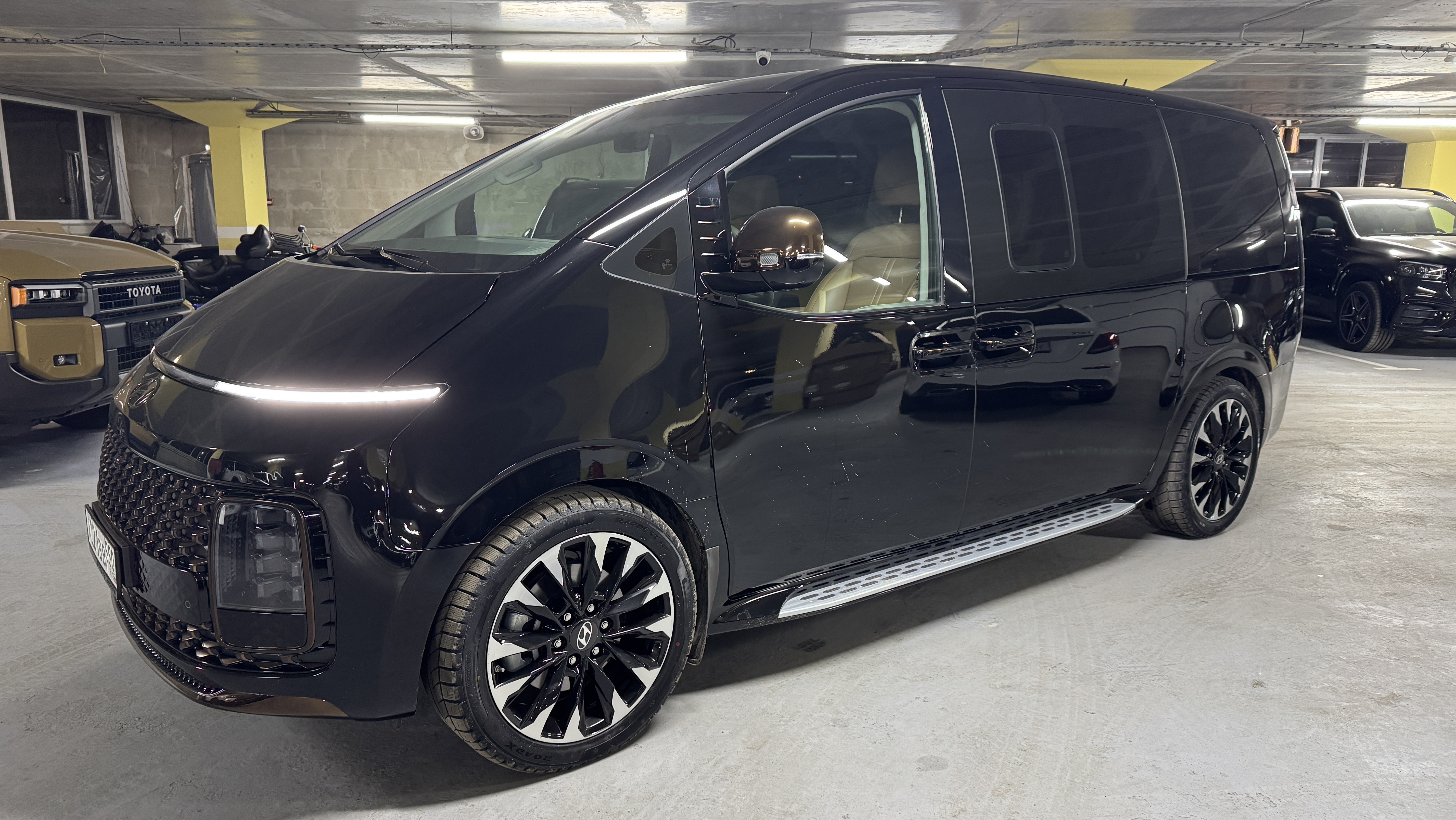 Hyundai Staria 2023г, 8.000км, 2.2d-177лс, цена 7.500.000 рублей.