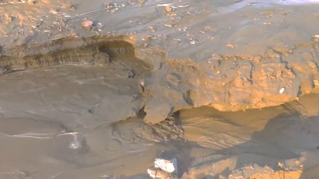 В Улан-Удэ талые воды уничтожили дорогу в жилые микрорайоны