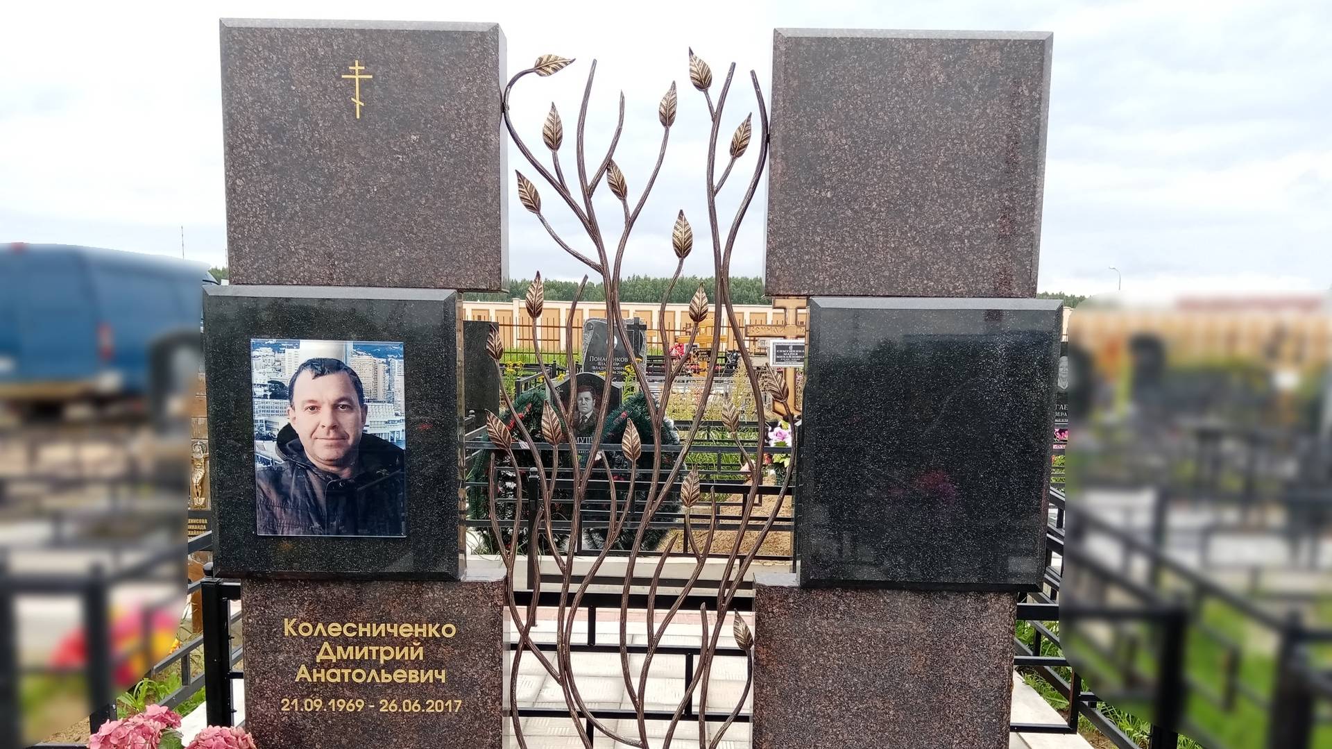 Мемориальный комплекс из Дымовского гранита с ковкой