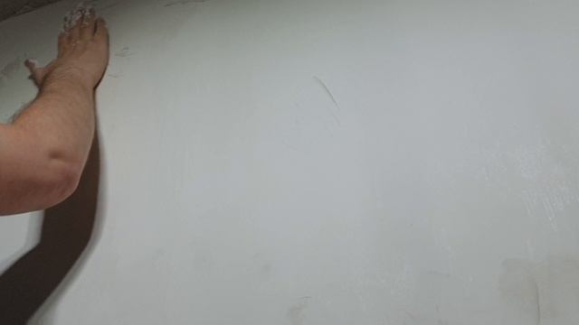 Третий точечный проход акриловой шпатлевкой маленьким шпателем и пальцами по проблемным местам