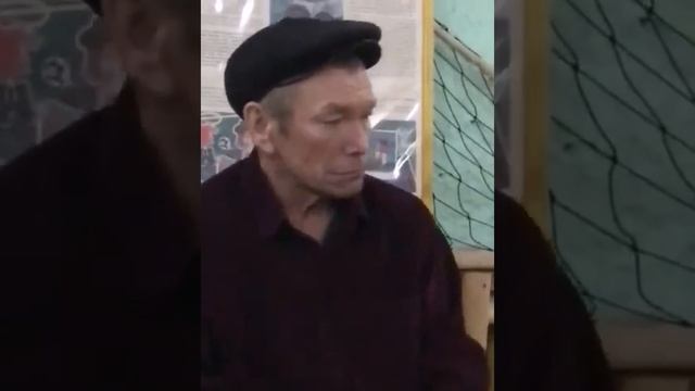 Веселый татарин на сельском концерте.