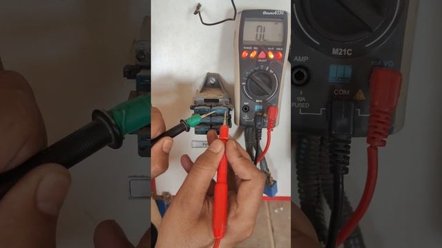 Digital Multimeter check Fuse #mmv6330 #viral #automobile #iti #fuse #digitalmultimeter #car#fusebo