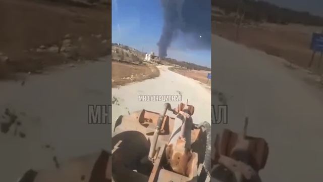 Сирия,война.НЛО пересекает дорогу военным