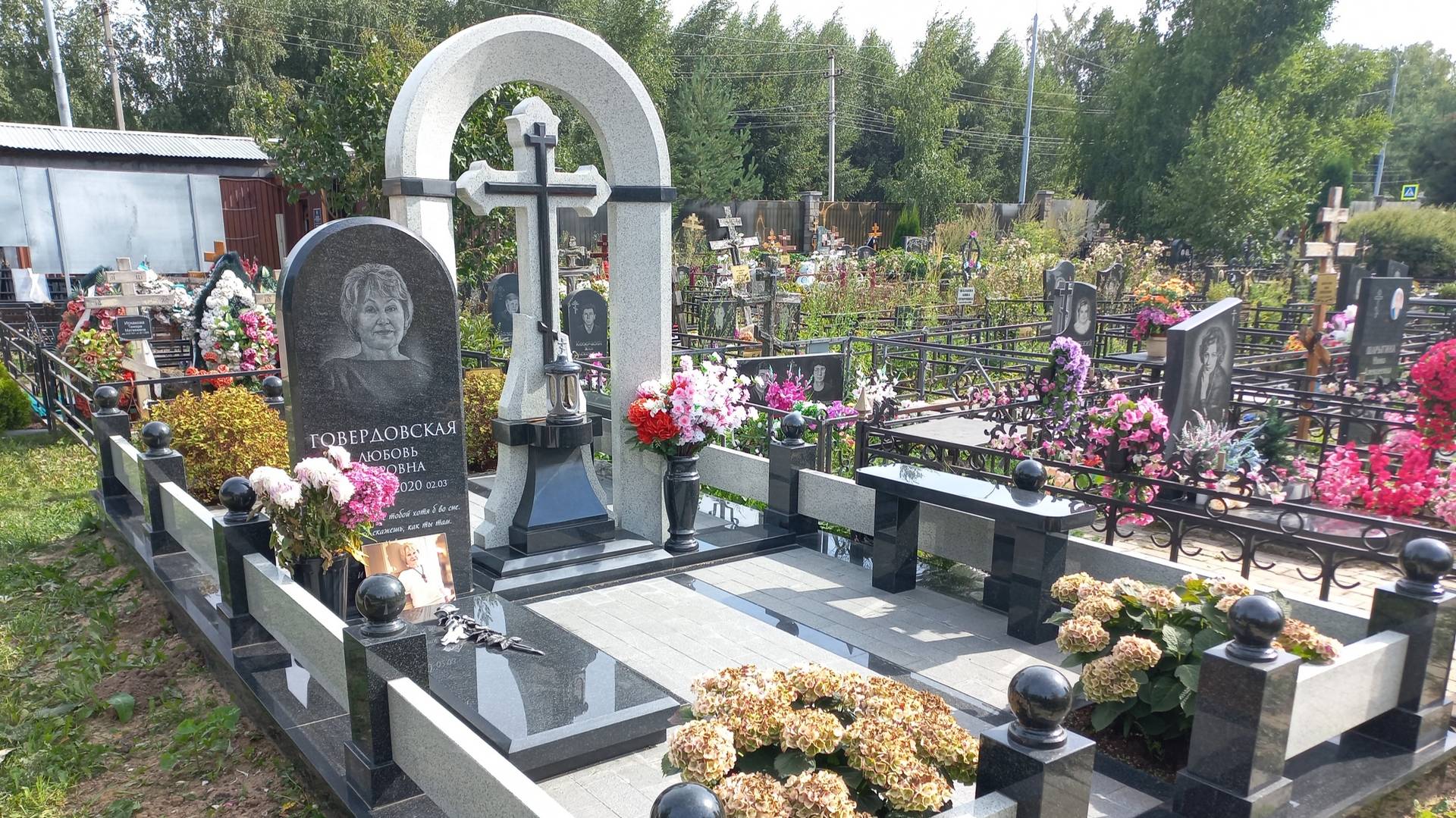 Мемориальный комплекс женщине из Мансуровского гранита и Габбро-Диабаза