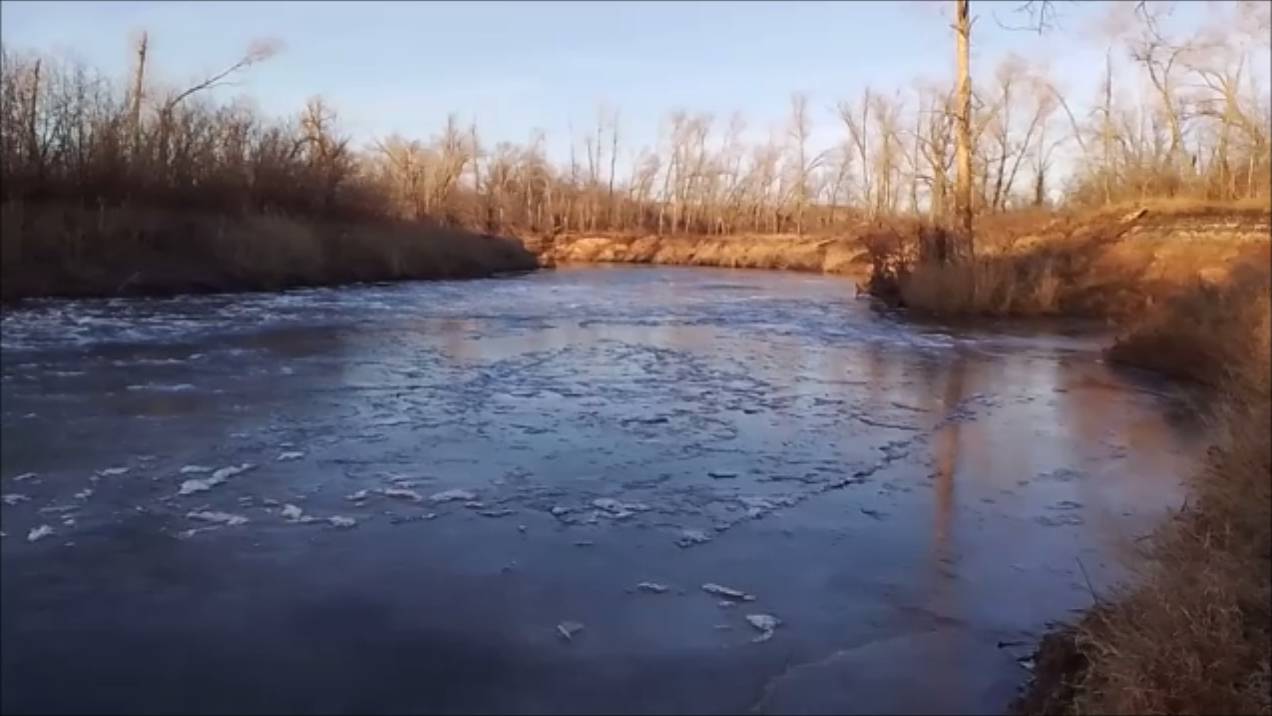 а первый лёд зимою дышет