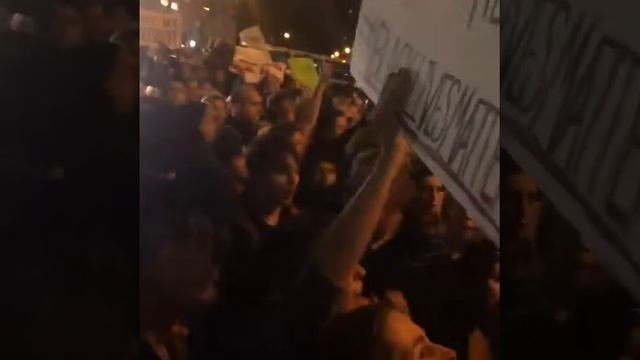 Модель из Бурятии вышла на митинг против победы Дональда Трампа