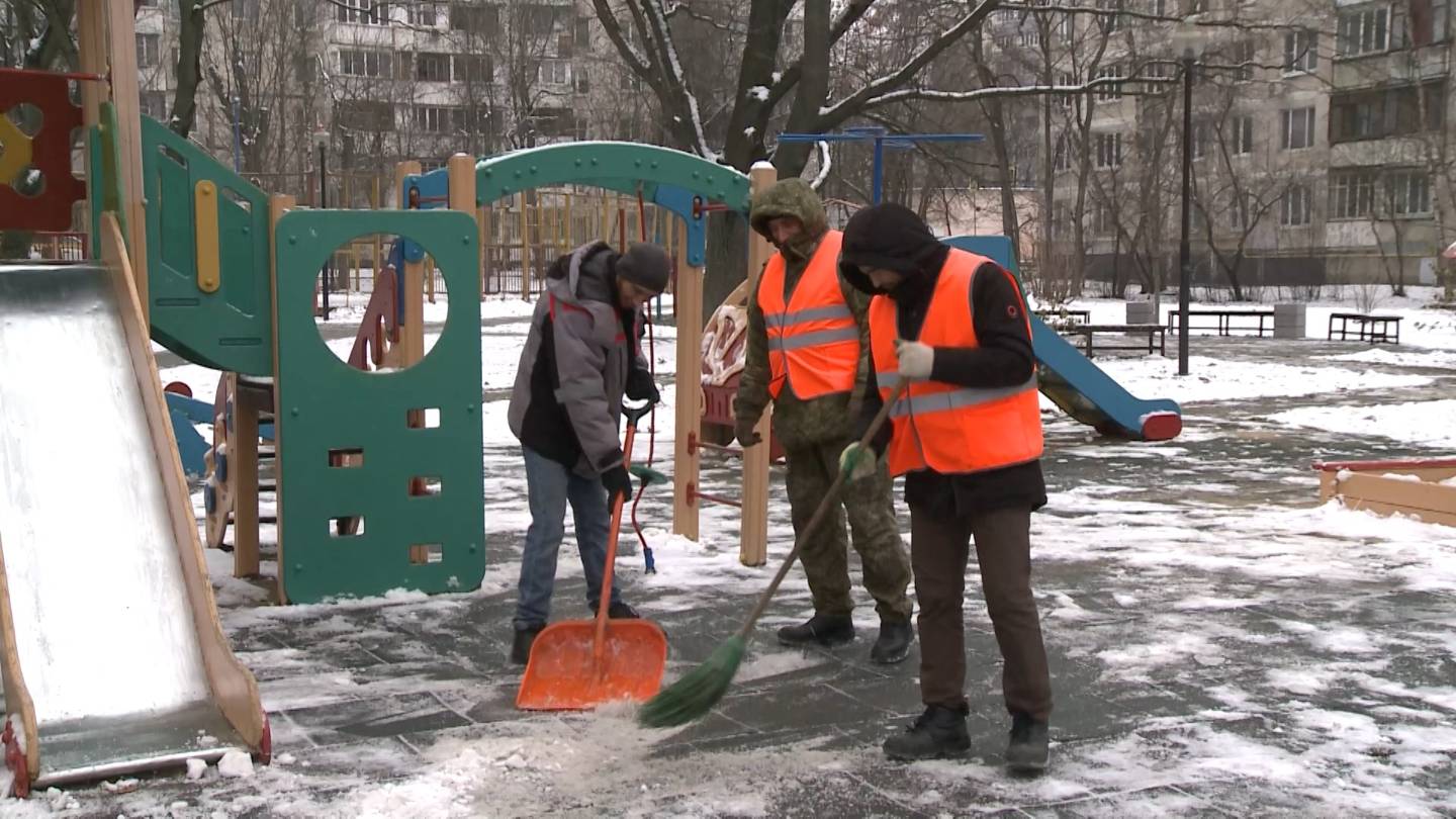 Мытищинские дворники зачищают улицы от снега