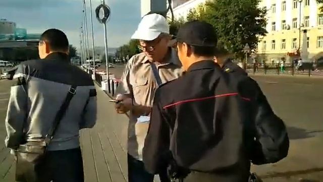 В Улан-Удэ неизвестный мужчина пытался передать письмо Путину (видео)