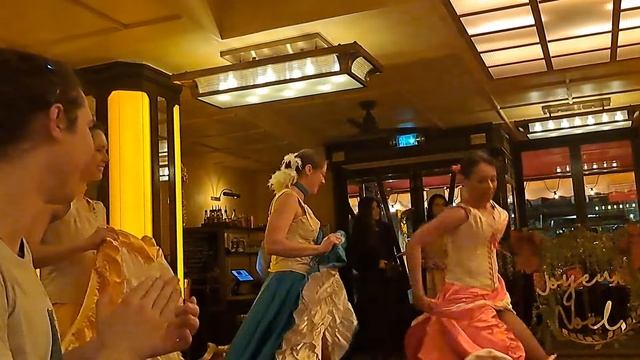 French cancan au restaurant La bohème du Tertre à Montmartre #upskirt#sexy#шоу#танец