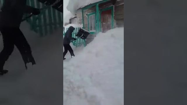 Жителей районов Бурятии заваливает снегом