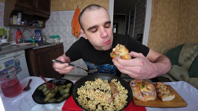 МУКБАНГ НАРЕЗКИ ЛУЧШЕЕ - КУПАТЫ / МАКАРОНЫ С СЫРОМ / БУЛОЧКА С КРЕМОМ /  MUKBANG АСМР 27. 11. 2024