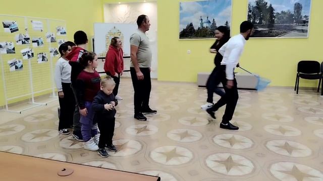 Сильный папа у меня, под защитой вся семья!