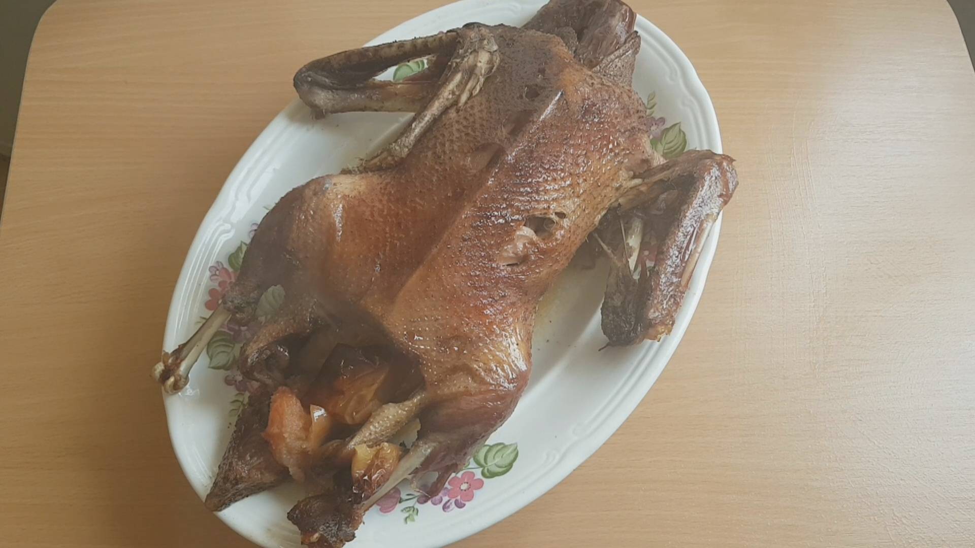 Утка с яблоками в рукаве