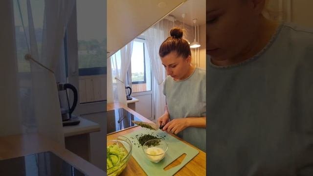 самый быстрый и свежий салат из огурцов
