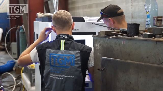 Senfeng SF3015AS/ ПНР волоконный лазерный станок для резки металлов со сменными столами (паллетами)