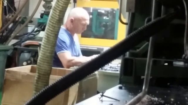 Вася работает как может.