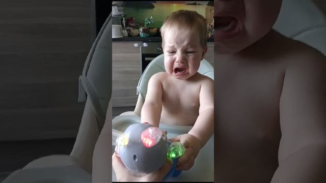 Малыш Мишутка и игрушка страшный заяц