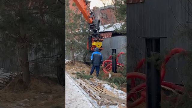 Погружение металлических свай 273мм трубы на 7 метров. Услуги бурения тел. 7 (985) 185-77-77