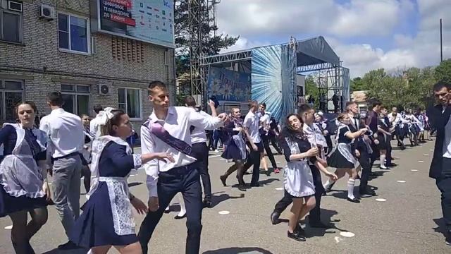 Вальс выпускников на городской площади Дальнереченска 23.05.2019