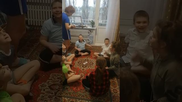 Конкурс на координацию и ловкость . Перемещения печенья по лицу без рук ,ронять нельзя