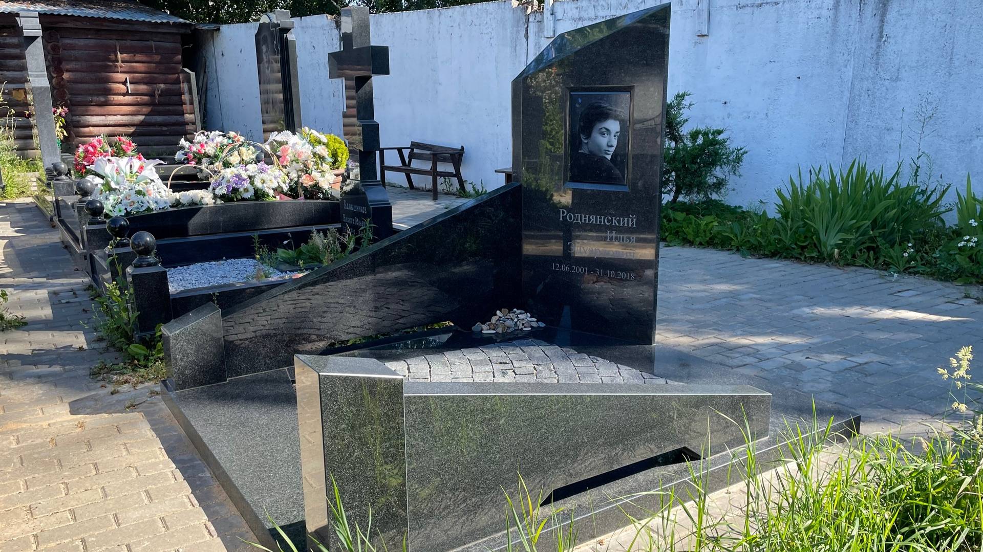 Мемориальный комплекс сыну из Габбро-Диабаза