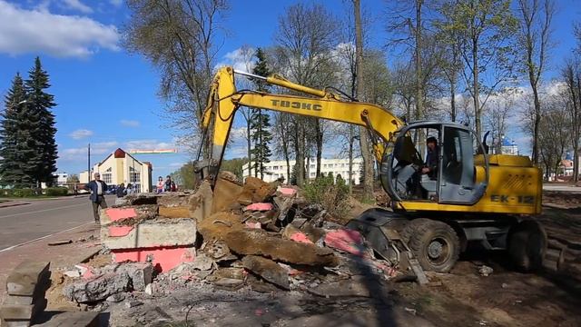 Снос трибуны у центральной площади г. Дзержинск