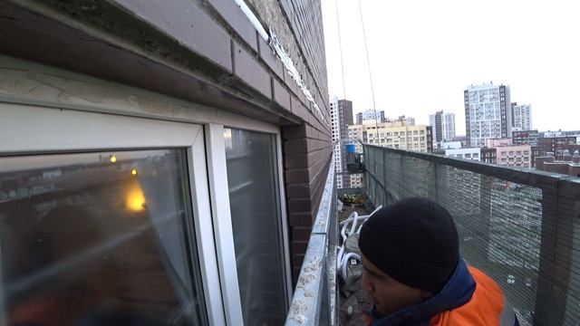 Очистка оконных рам от раствора 1секция 15 этаж (Европейский проспект д.8)