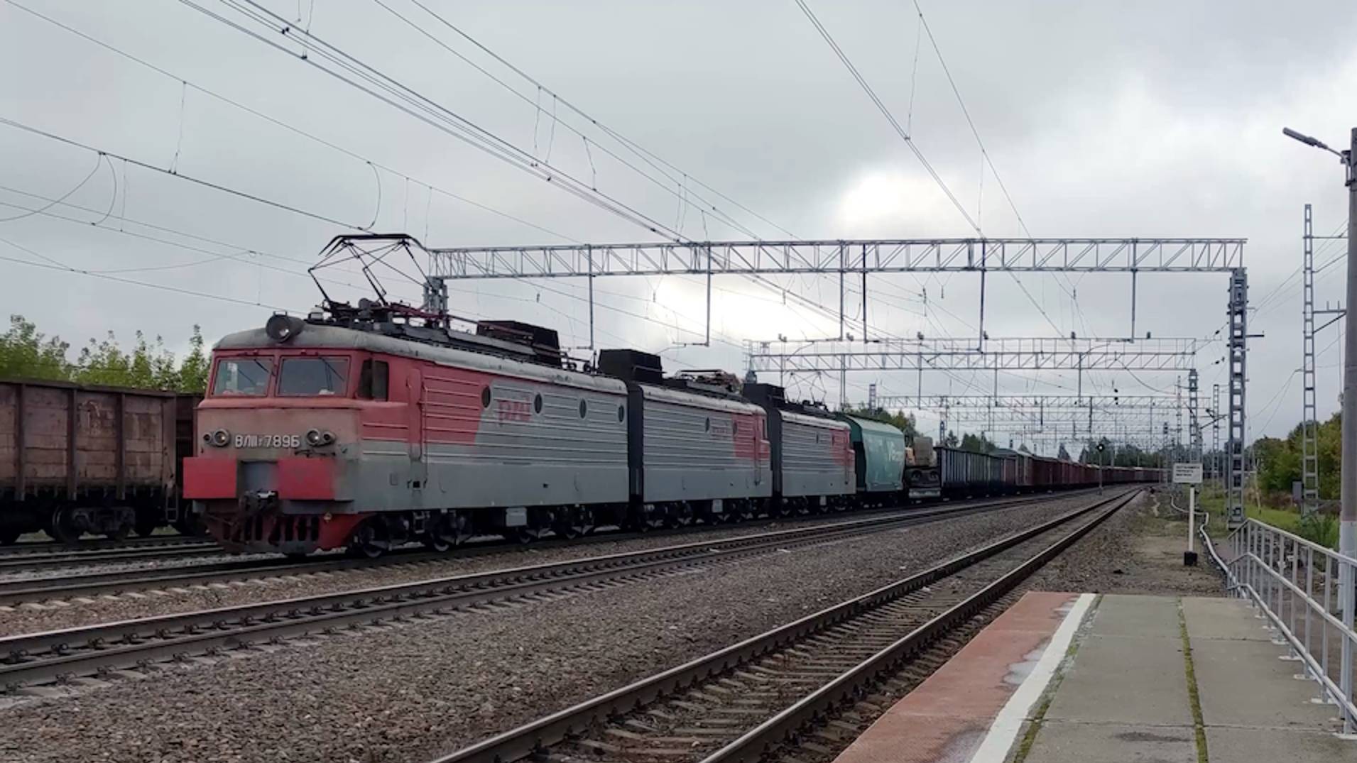 Электровоз ВЛ11.8-789/790А с грузовым поездом