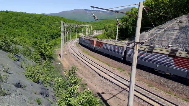 Система электровозов 2ЭС5К-121/115 "Ермак" с грузовым поездом.