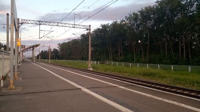 Электровоз ЭП2К-147 и электровоз ЧС6-025 с пассажирскими поездами проследовали платформу Трубниково